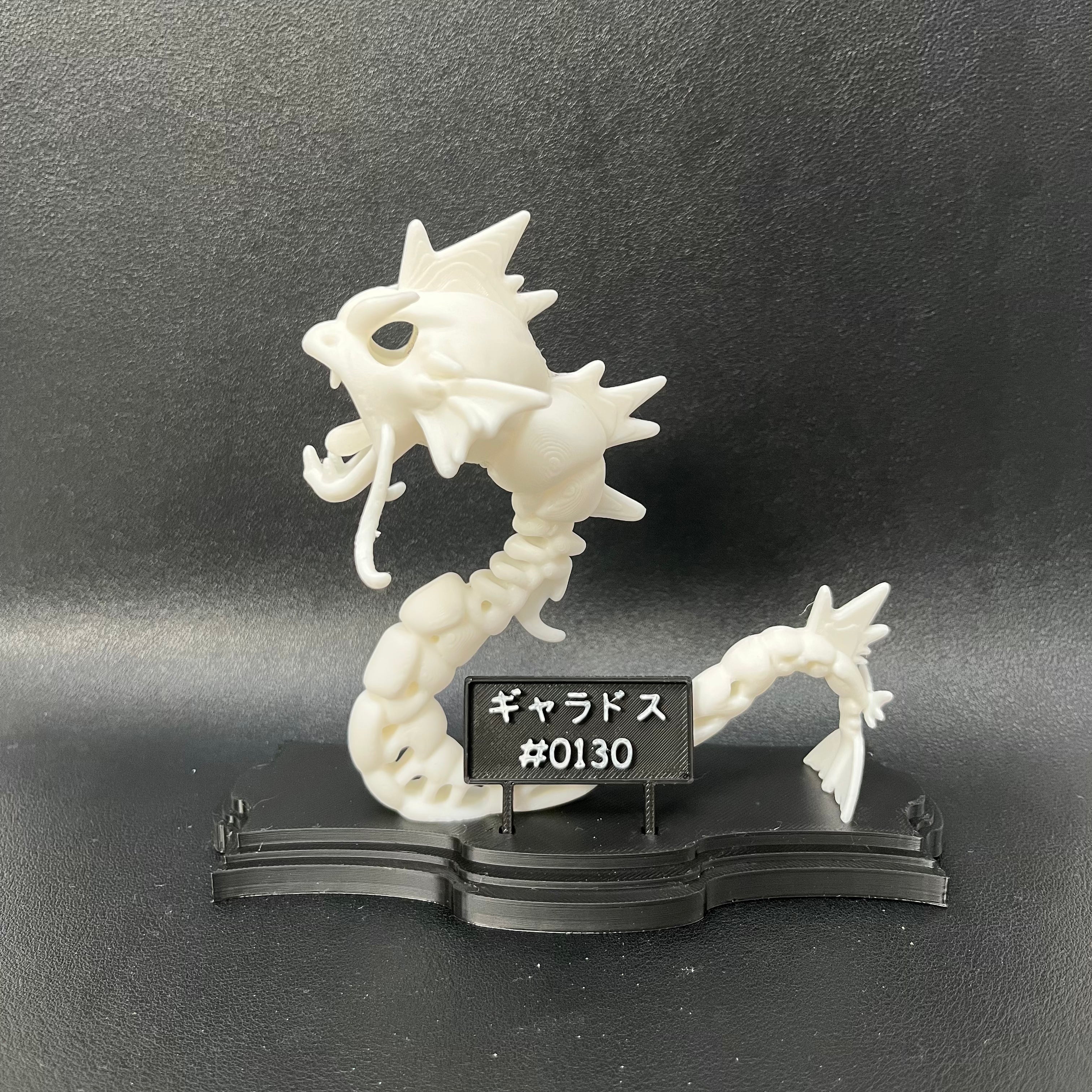 Espositore con Gyarados scheletro