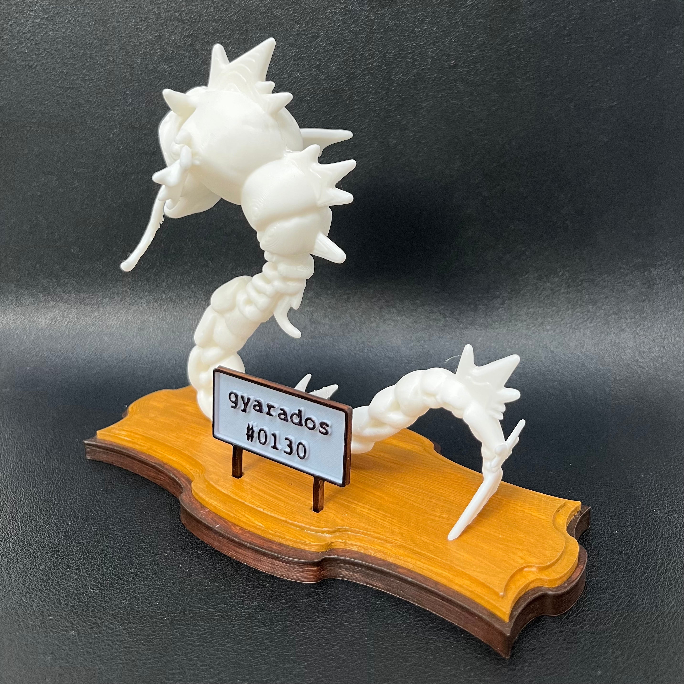 Espositore con Gyarados scheletro