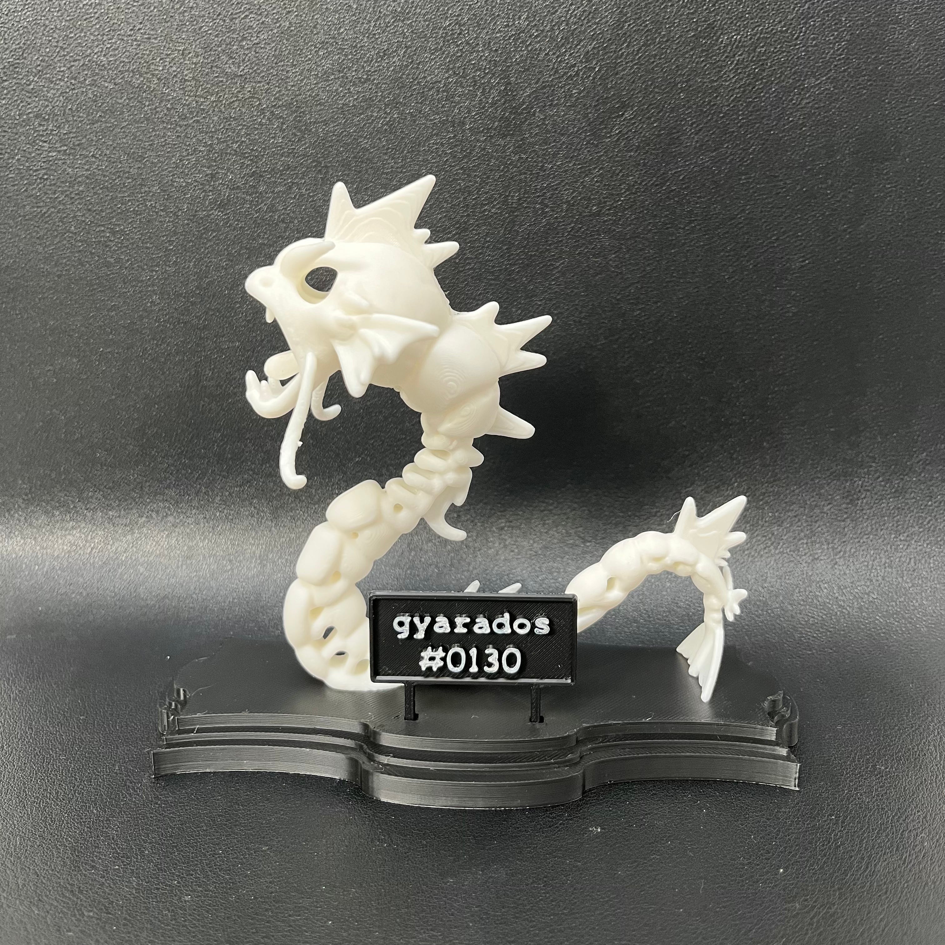 Espositore con Gyarados scheletro