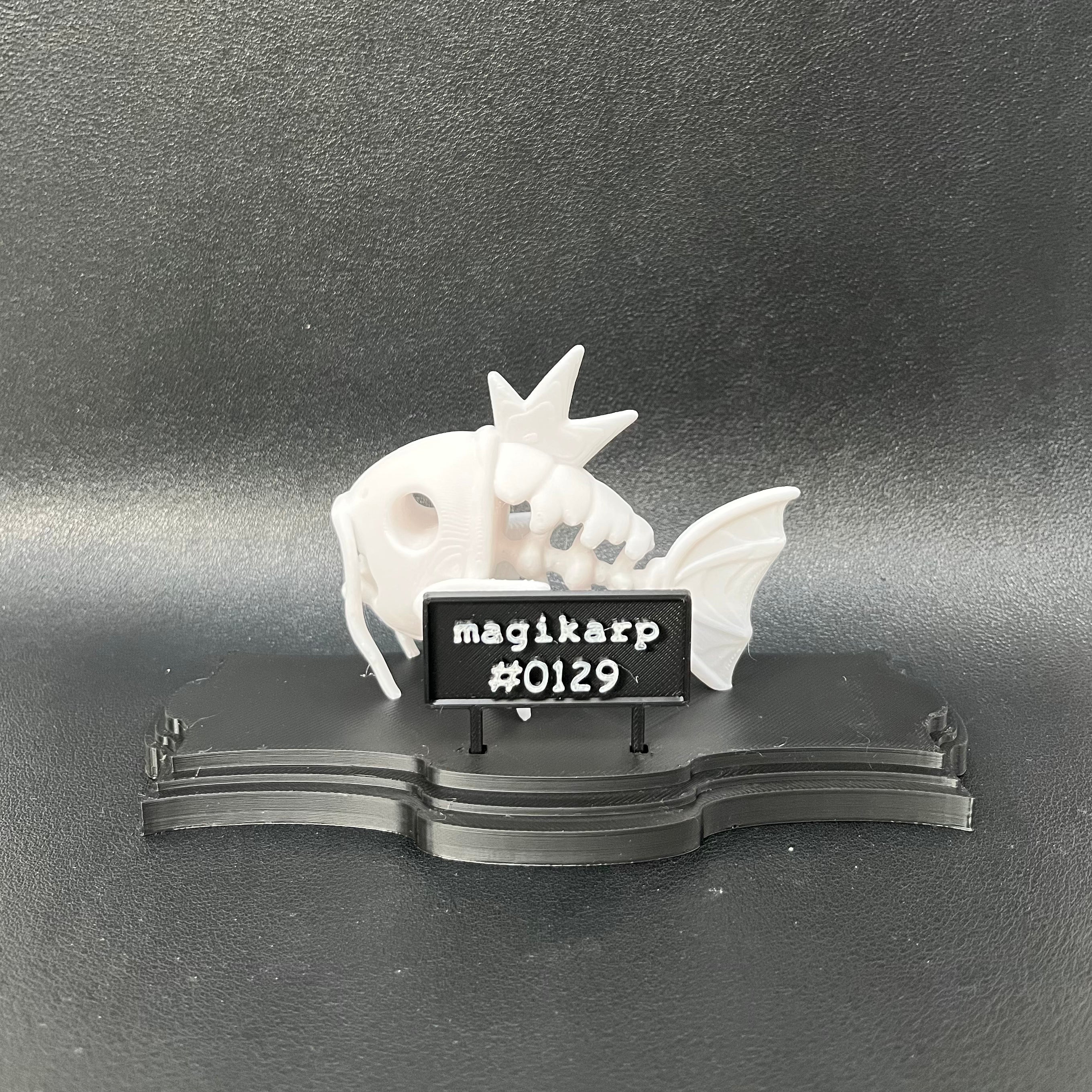Espositore con magikarp scheletro