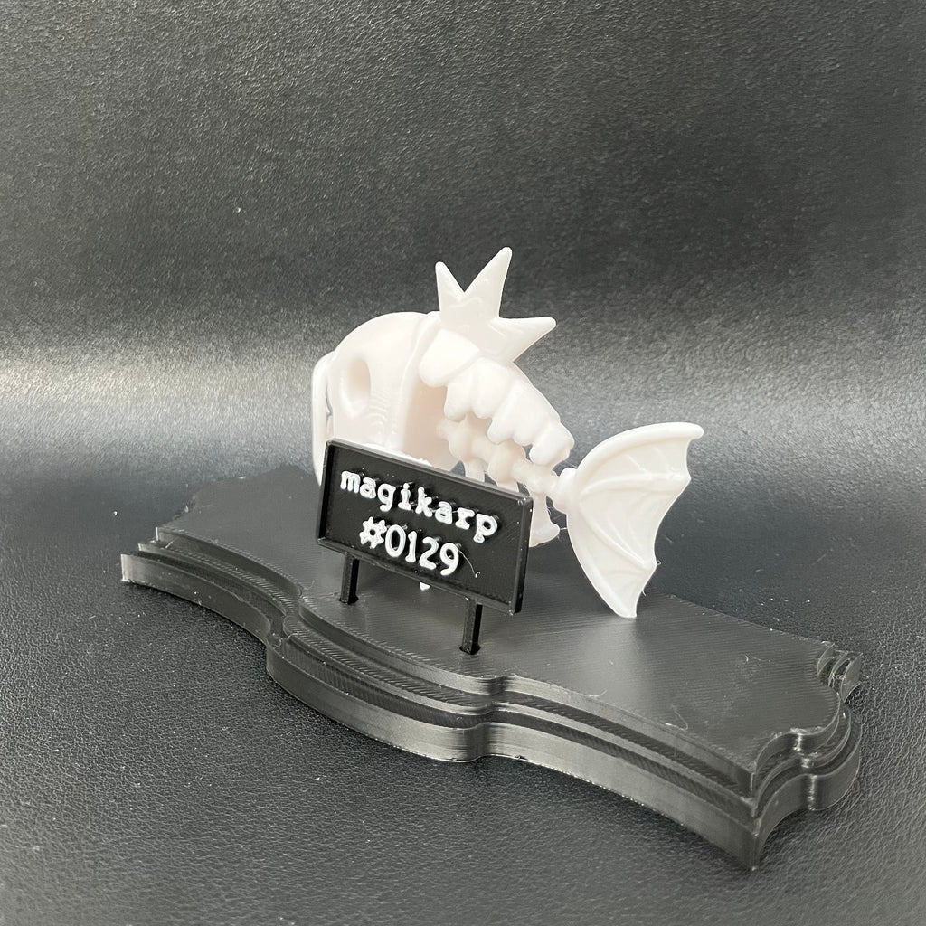 Espositore con magikarp scheletro