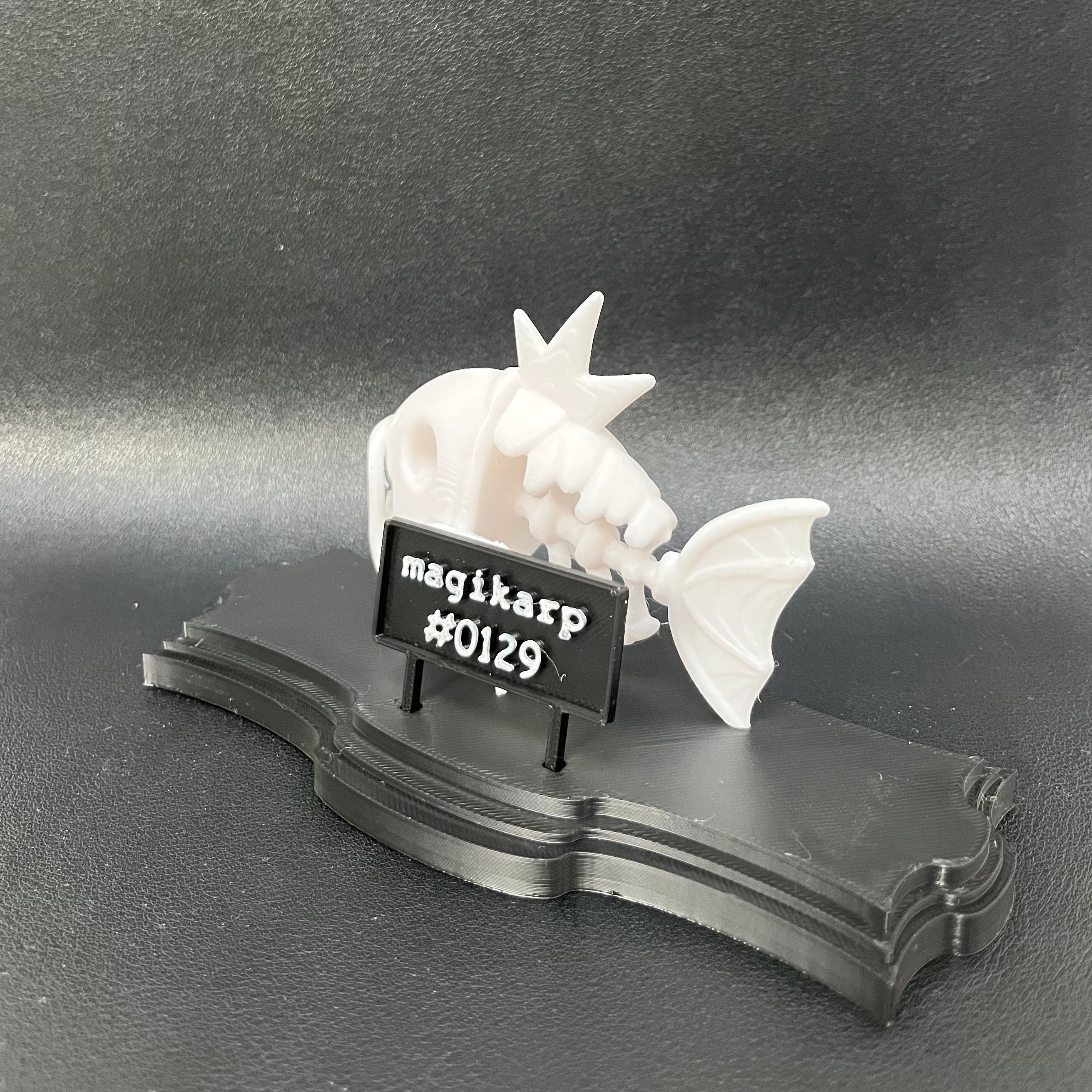 Espositore con magikarp scheletro