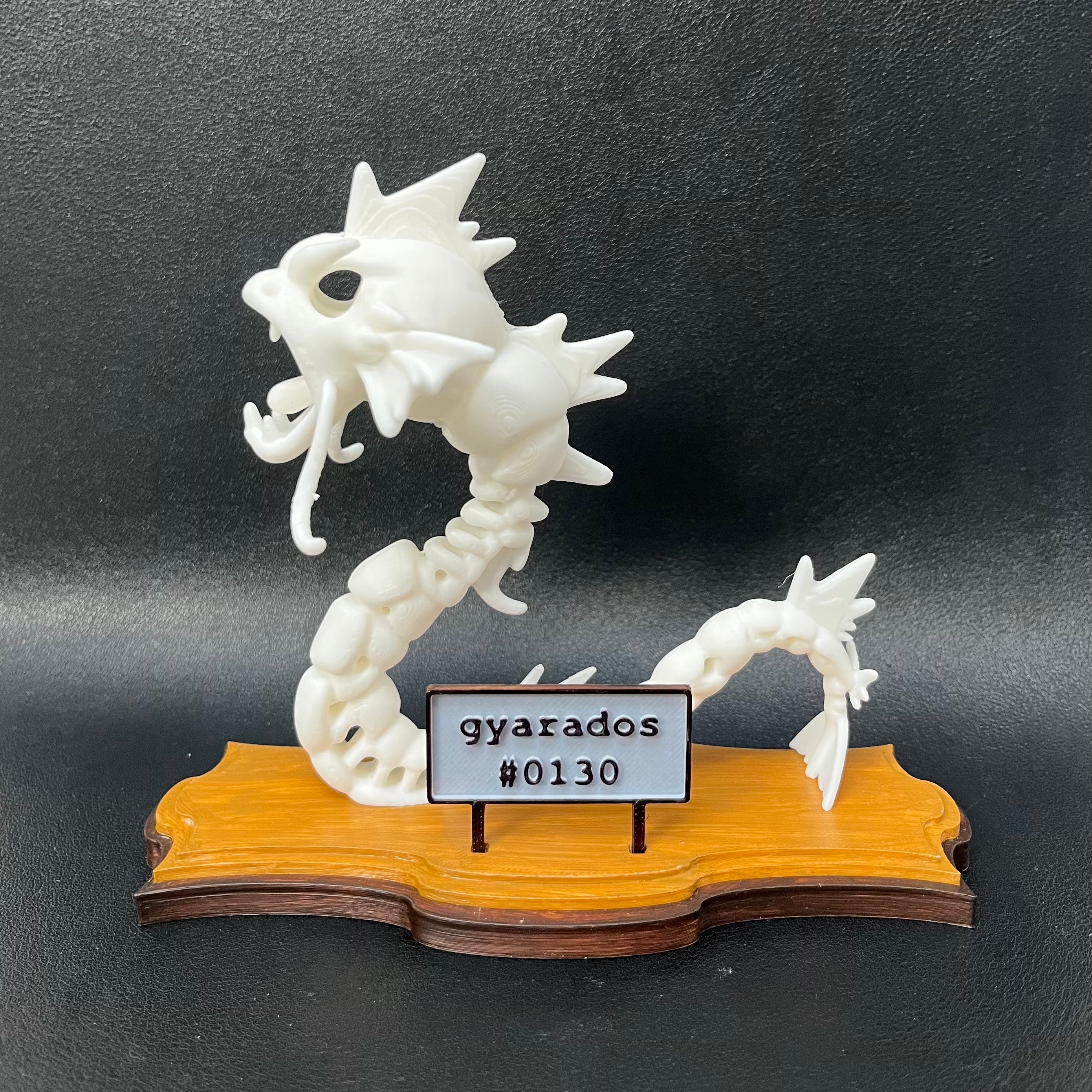 Espositore con Gyarados scheletro